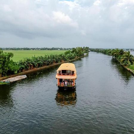 Отель Vaishnav Tours Alappuzha Экстерьер фото