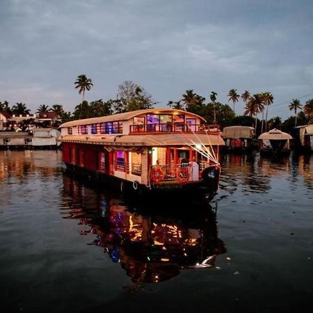 Отель Vaishnav Tours Alappuzha Экстерьер фото