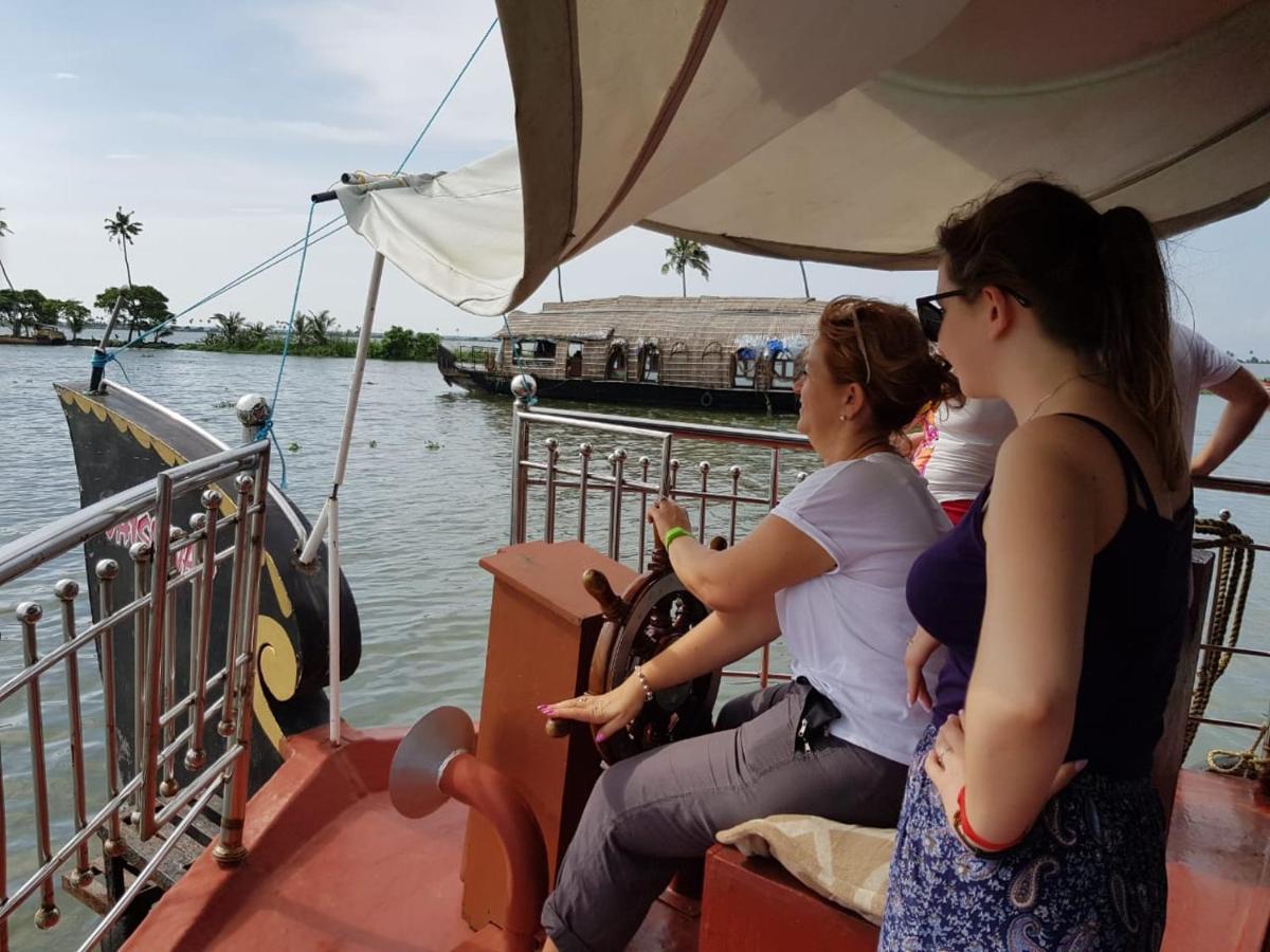 Отель Vaishnav Tours Alappuzha Экстерьер фото