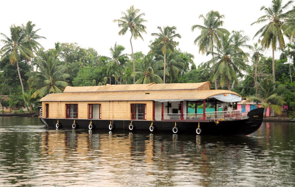 Отель Vaishnav Tours Alappuzha Номер фото