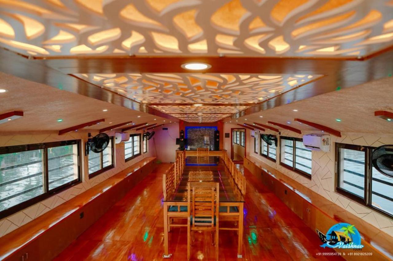 Отель Vaishnav Tours Alappuzha Экстерьер фото