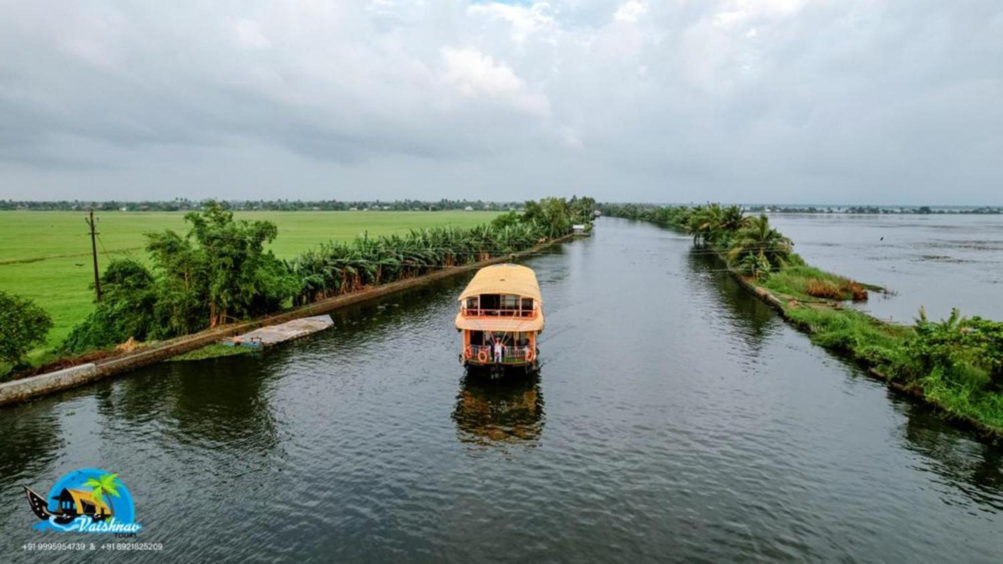 Отель Vaishnav Tours Alappuzha Экстерьер фото