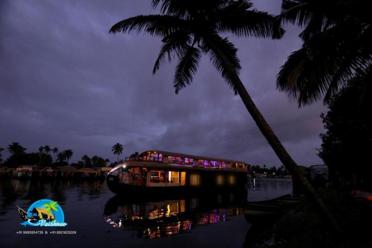 Отель Vaishnav Tours Alappuzha Экстерьер фото