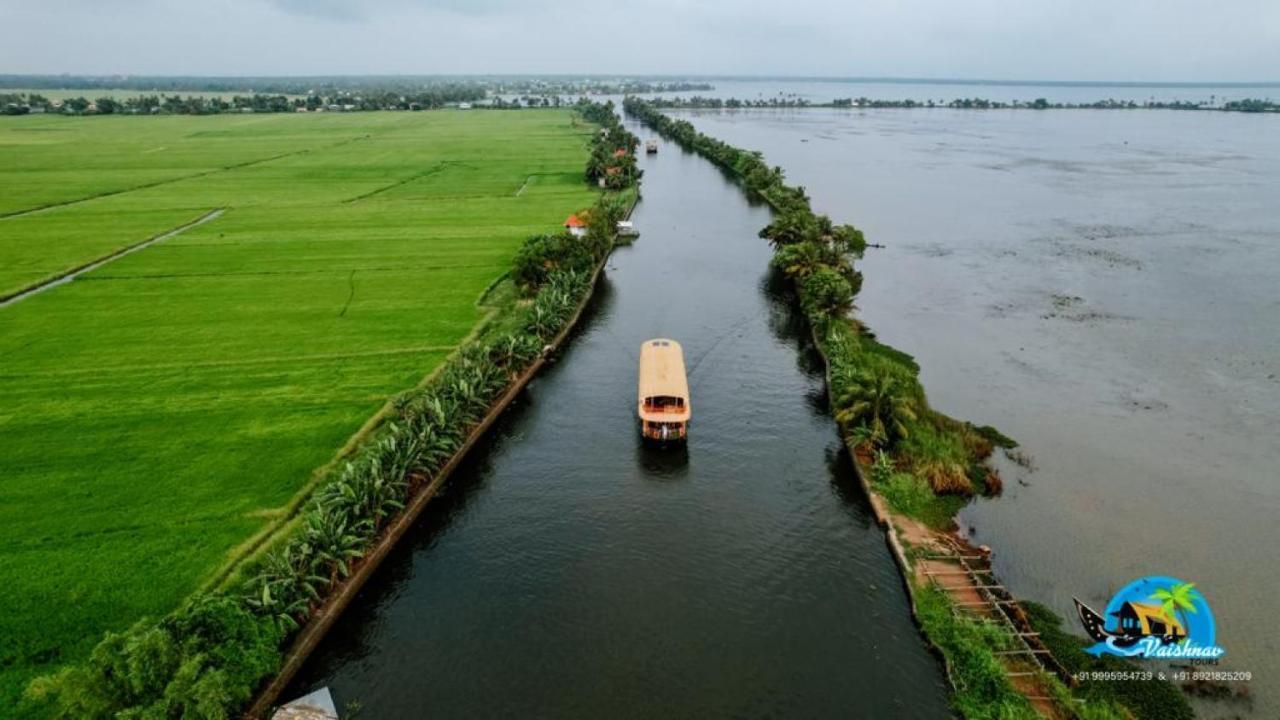 Отель Vaishnav Tours Alappuzha Экстерьер фото