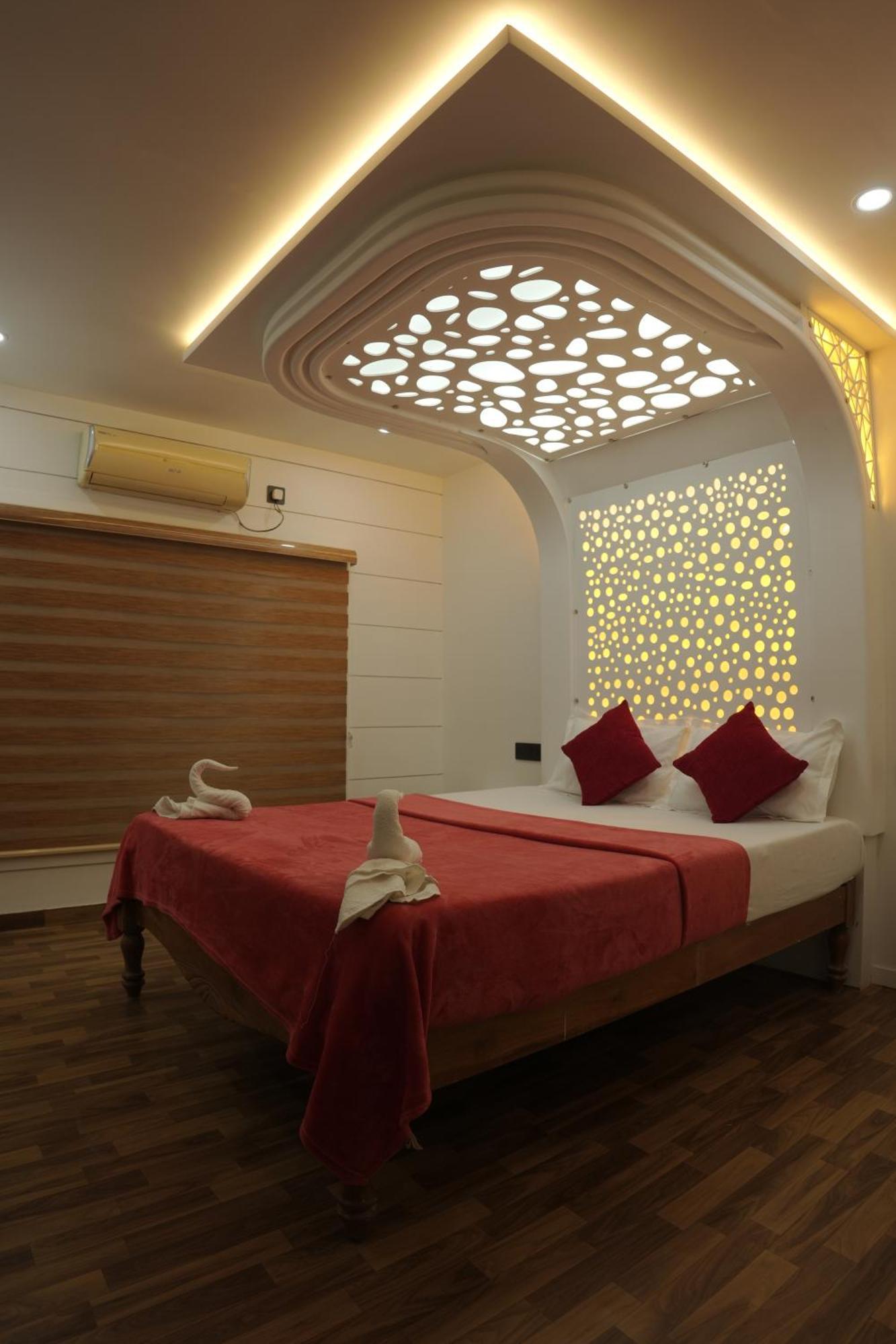 Отель Vaishnav Tours Alappuzha Экстерьер фото