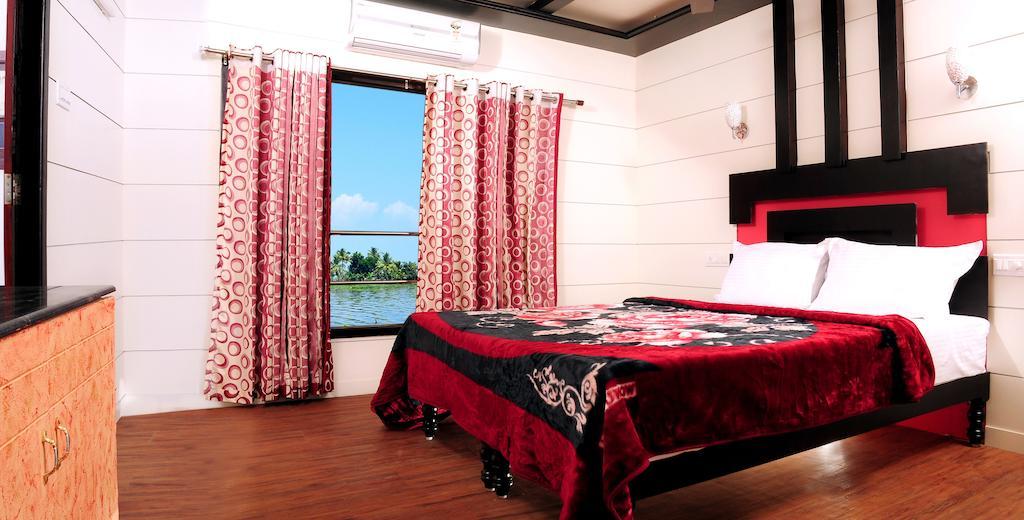 Отель Vaishnav Tours Alappuzha Номер фото