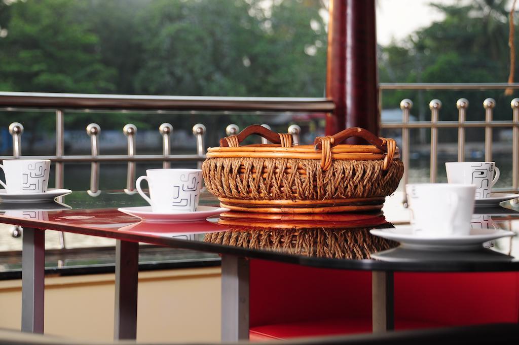 Отель Vaishnav Tours Alappuzha Номер фото