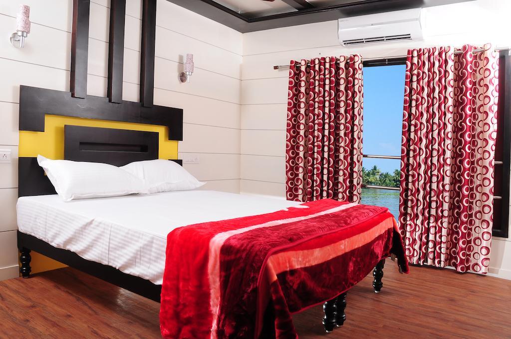 Отель Vaishnav Tours Alappuzha Номер фото