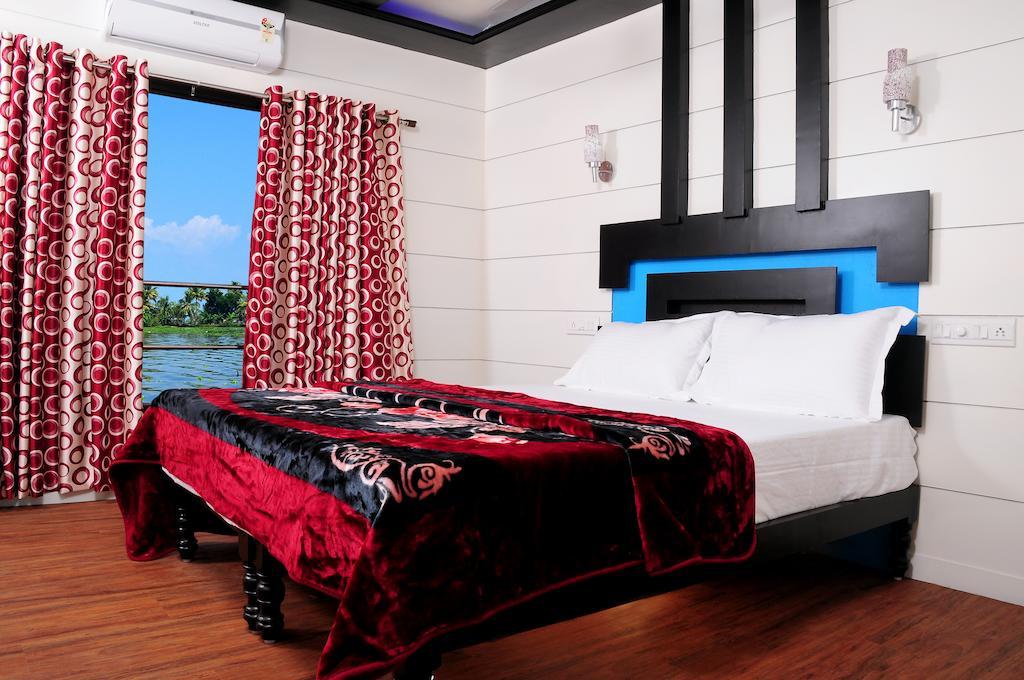Отель Vaishnav Tours Alappuzha Номер фото