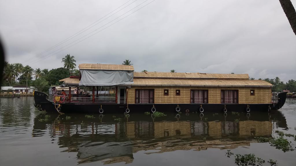 Отель Vaishnav Tours Alappuzha Экстерьер фото