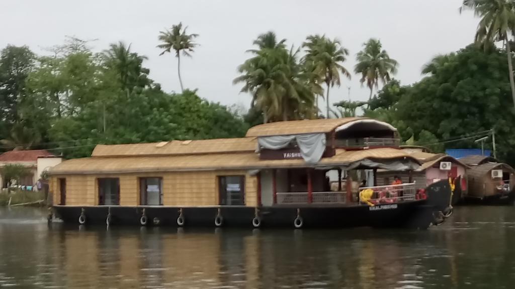Отель Vaishnav Tours Alappuzha Экстерьер фото