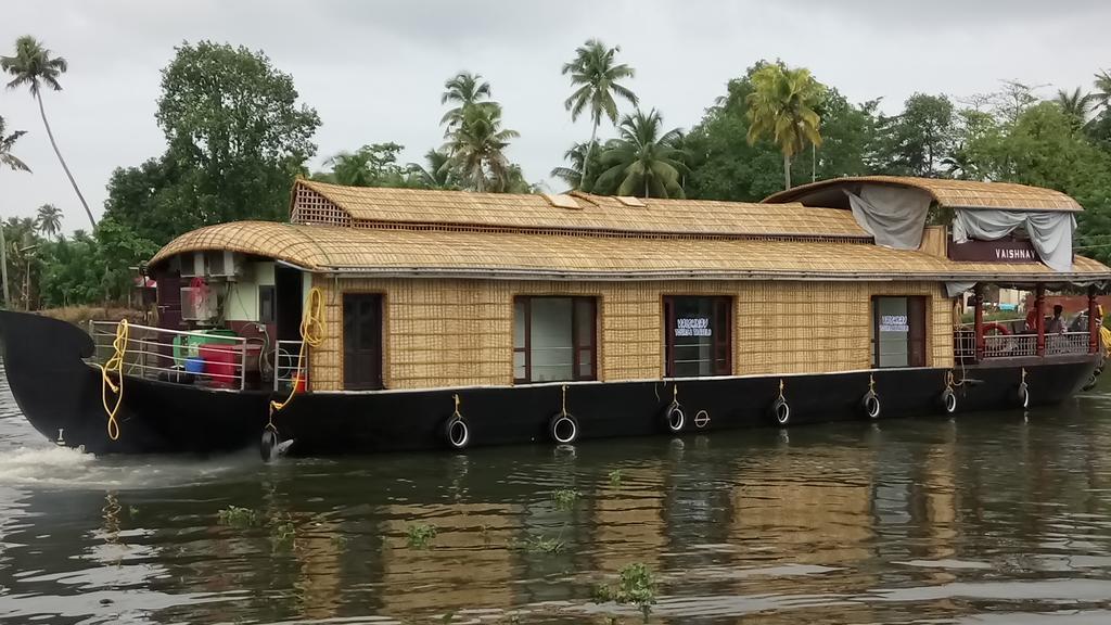 Отель Vaishnav Tours Alappuzha Экстерьер фото