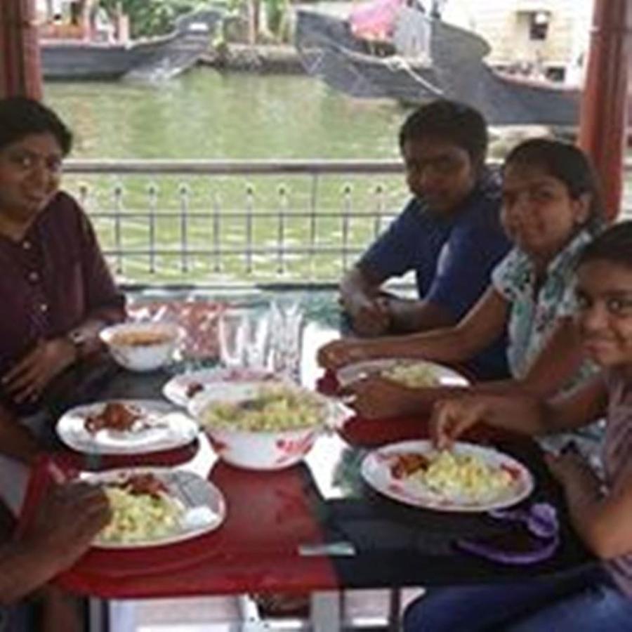 Отель Vaishnav Tours Alappuzha Экстерьер фото