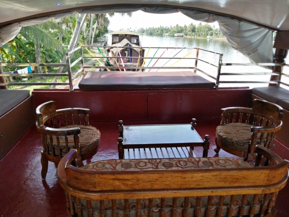 Отель Vaishnav Tours Alappuzha Экстерьер фото
