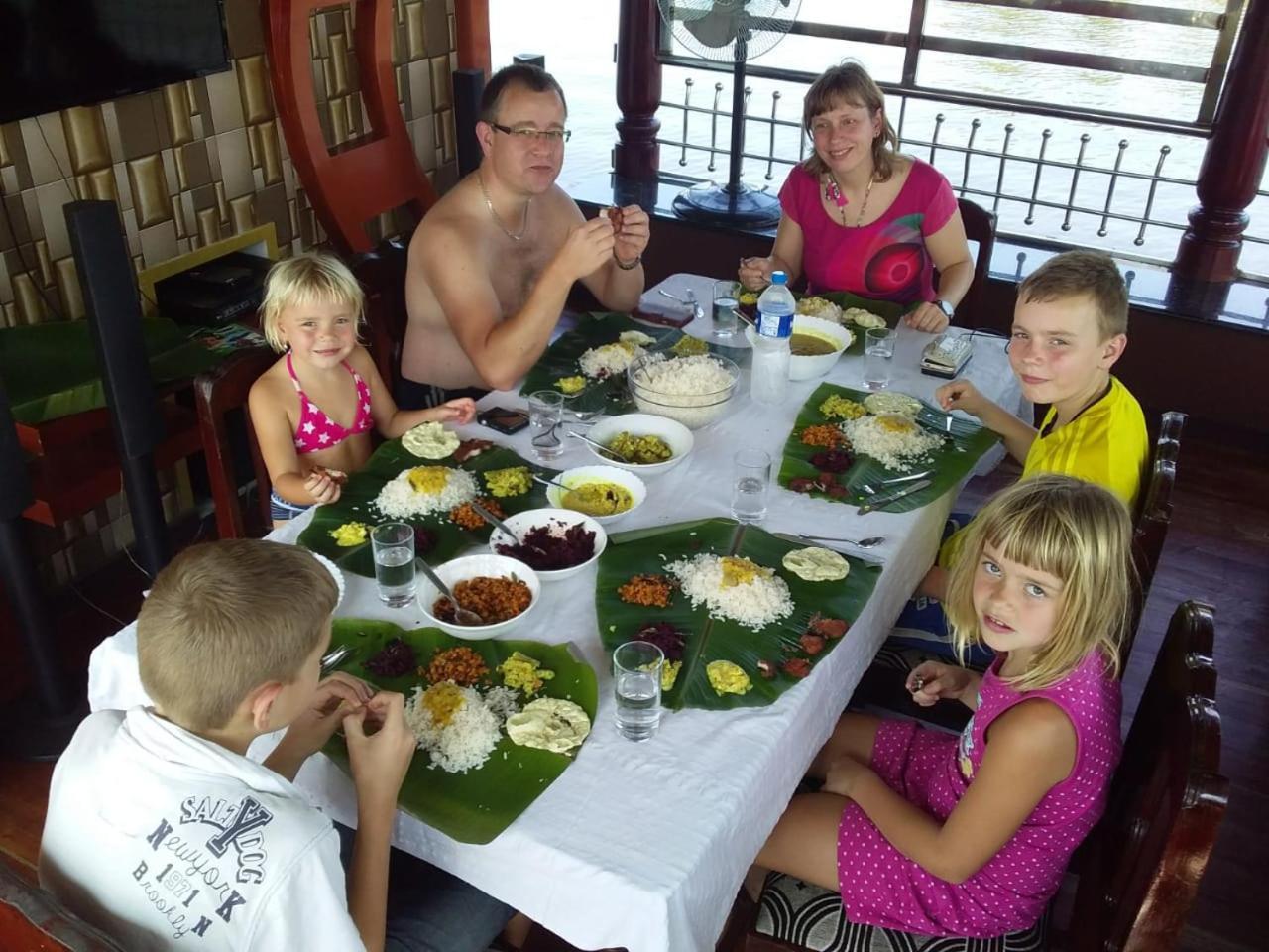 Отель Vaishnav Tours Alappuzha Экстерьер фото