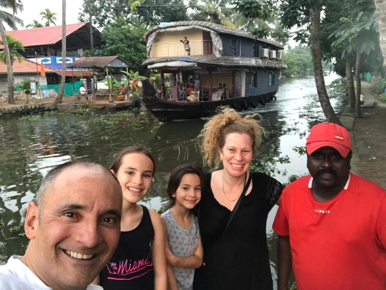 Отель Vaishnav Tours Alappuzha Экстерьер фото