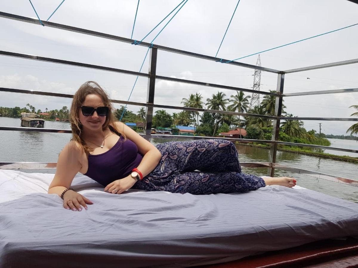 Отель Vaishnav Tours Alappuzha Экстерьер фото